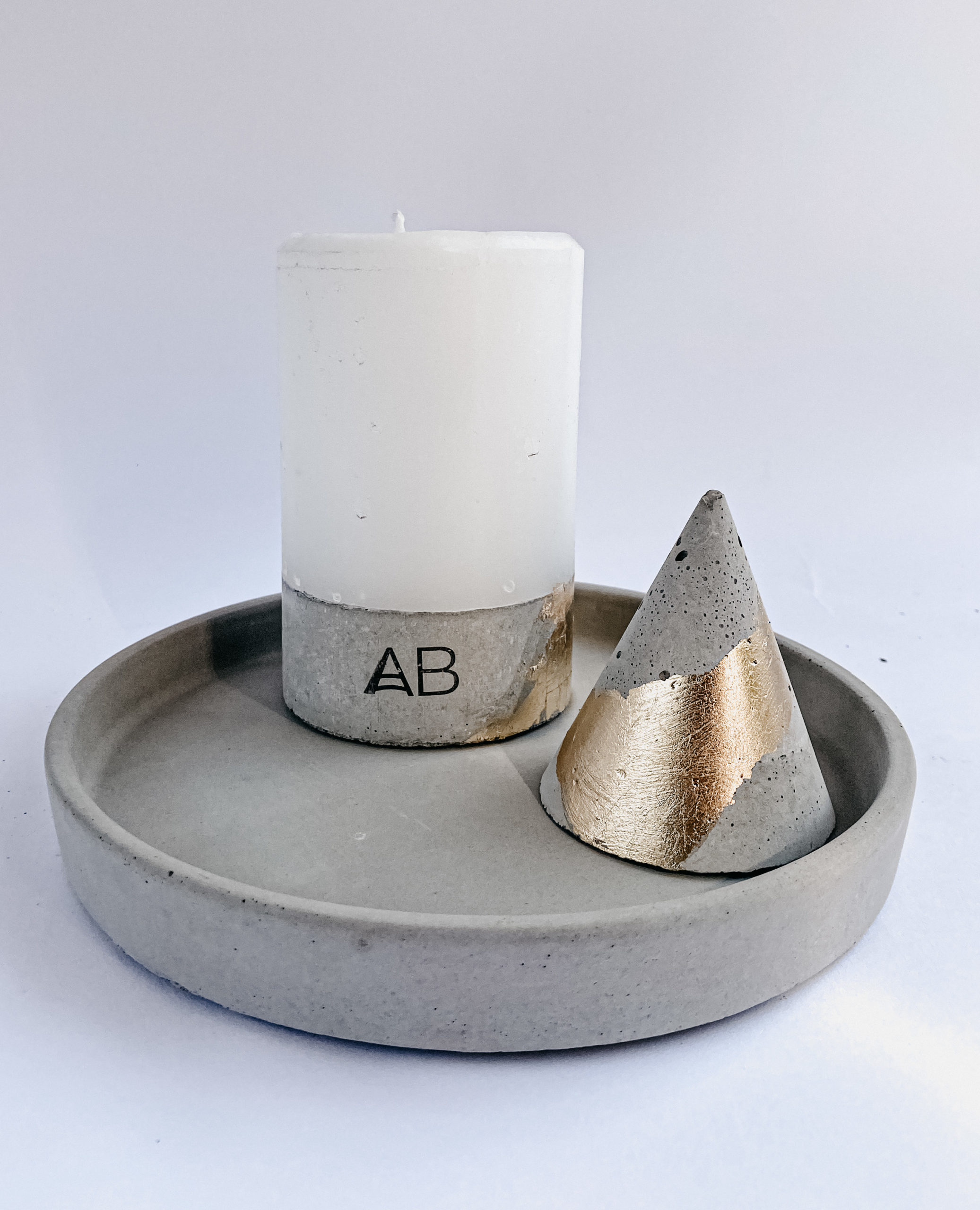 נרות בכלי בטון בעבודת יד