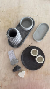 משתתפים שופכים תערובת בטון לתבניות סיליקון צבעוניות בסדנה באשקלון, כחלק מסדנת יצירה ייחודית