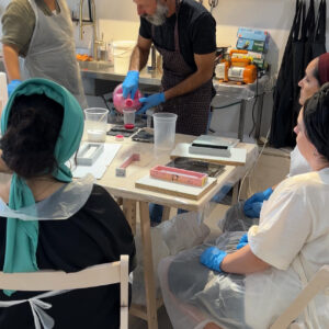 משתתפים בסדנת הכנת תבניות סיליקון בסטודיו Advat Beton באשקלון