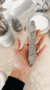 סדנת בטון באשקלון – יציקה לתבנית מזוזה בסטודיו סדנתי