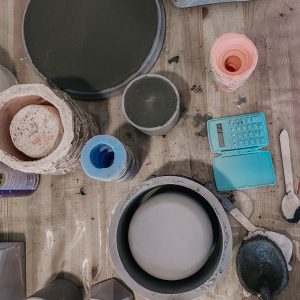 ‏ ‏צביעת מוצר בטון