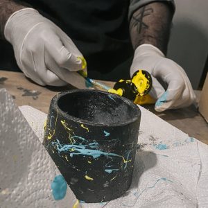 ‏ ‏צביעת מוצר בטון